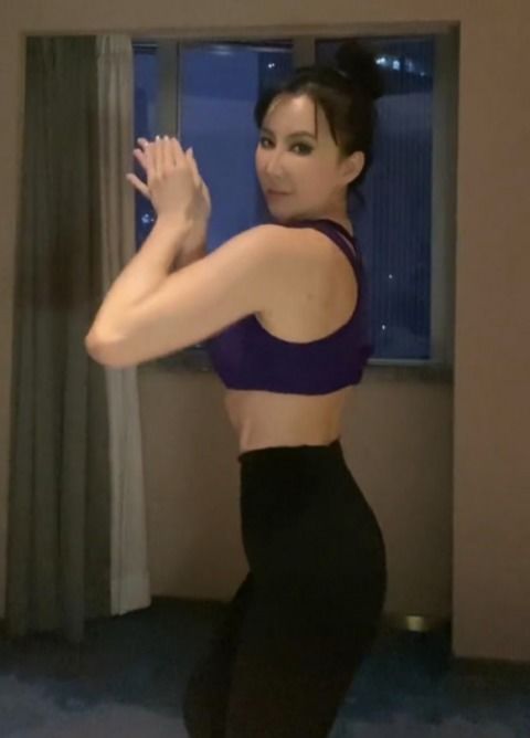 COS明日香身材惊艳，网友热议：这身材太吸睛了！