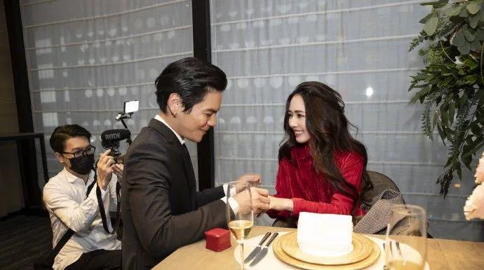 亿级生意谈判再现，丁真向佐求婚大揭秘！