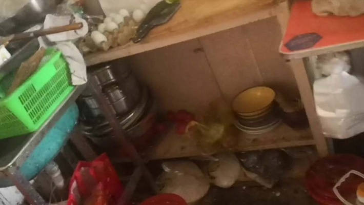 顾客反馈:外卖环境恶劣,取餐体验堪忧,建议另选佳店 顾客反馈:外卖环境恶劣,取餐体验堪忧,建议另选佳店