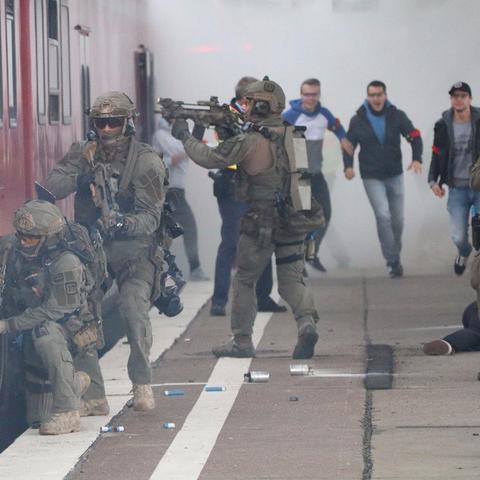 反恐精英2.0还能打职业？老玩家实测300小时后的核心生存法则