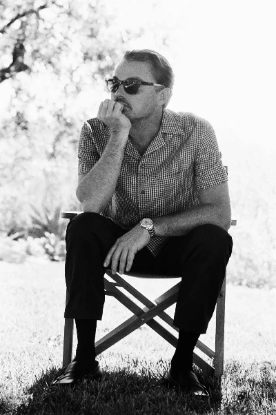 沧桑封面揭秘：小李子演绎中老年新风尚