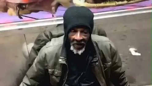 美国流浪汉捐赠衣物不幸头朝下窒息离世,寒冬无情令人痛心 美国流浪汉捐赠衣物不幸头朝下窒息离世,寒冬无情令人痛心