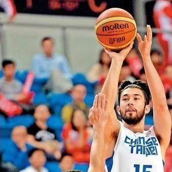 江苏夫妻喜得金发碧眼混血宝宝，父亲误认抱错引关注