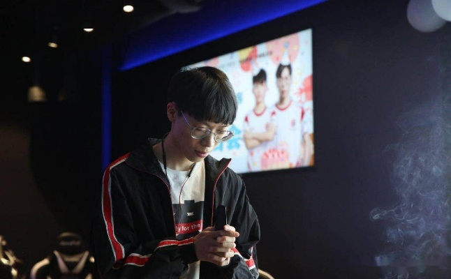 为什么职业选手的迷烟总能救全队？我扒了100场大赛录像找出3个关键细节