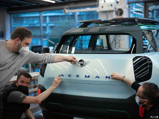 特斯拉自动开门意外刮伤宝马，男子驾宝马Mini出行遭遇新科技挑战