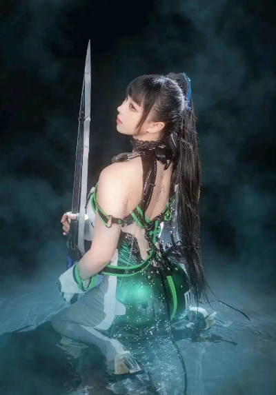 剑星女主COS绝美身材，身材还原度高达99%！全新价值：极致还原艺术