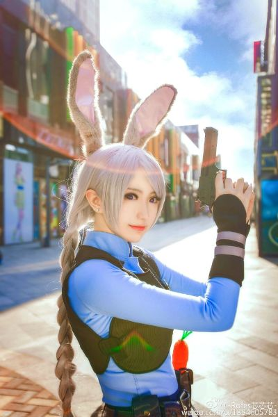 《疯狂动物城》朱迪COS惊艳亮相，今晚揭秘动物界时尚新潮流