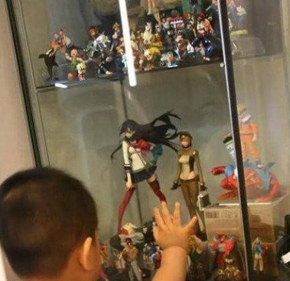 模型玩家走后，母亲蹲在工作台前做的这件事，为何让整个胶圈破防？