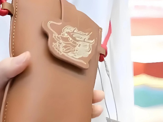 故宫文创藏狠活？用苹果皮做的小挎包，凭什么让玩家疯抢？