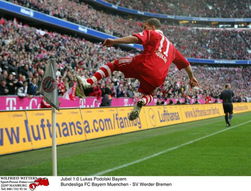 橙衣飞人舞足球，蓝桥魔兽展暴力美学