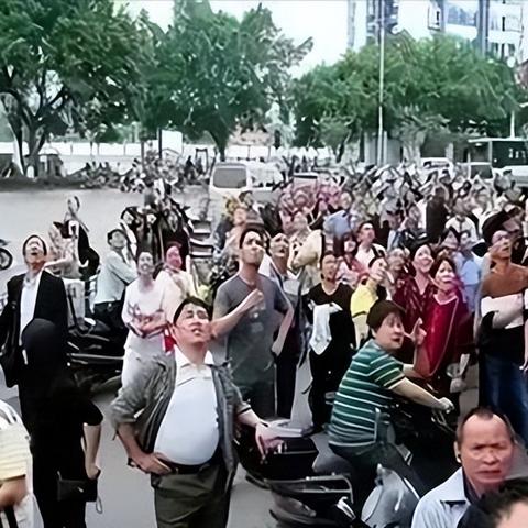 73岁保安徒手接4楼坠女，当游戏里的反应力照进现实，他凭什么？