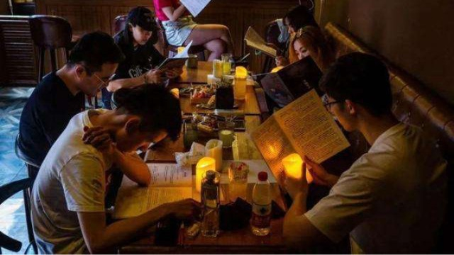 玩剧本杀到底在玩什么?6年老玩家拆穿2025年最火社交游戏的底层逻辑 玩剧本杀到底在玩什么?6年老玩家拆穿2025年最火社交游戏的底层逻辑