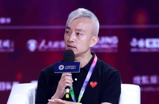 56岁白发归来！前央视最帅主播亚宁重返舞台，风采依旧