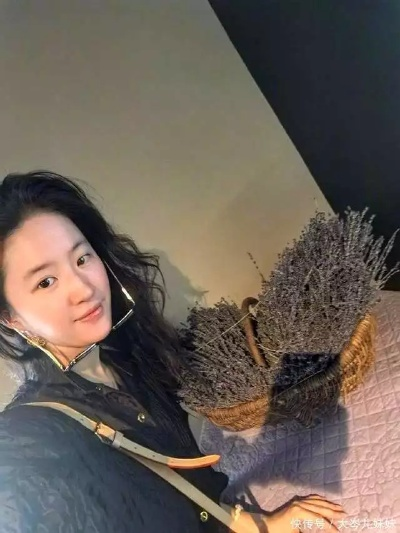 刘亦菲素颜亮相阿联酋，束身T恤短裙秀好状态，美艳动人