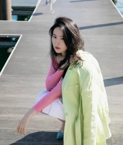 刘亦菲素颜亮相阿联酋，束身T恤短裙秀好状态，美艳动人