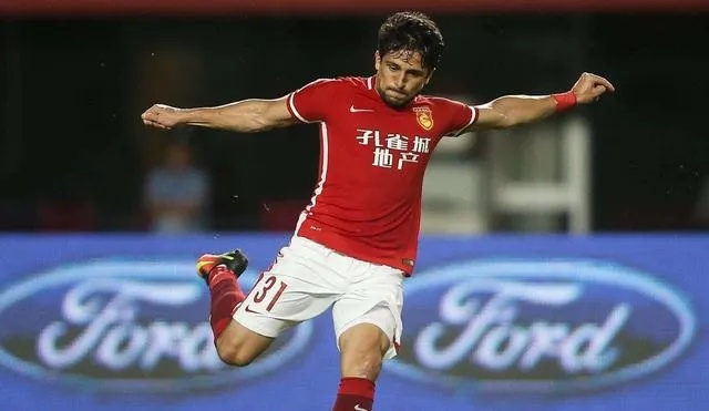 中场坚盾铸辉煌，低调基石固如金