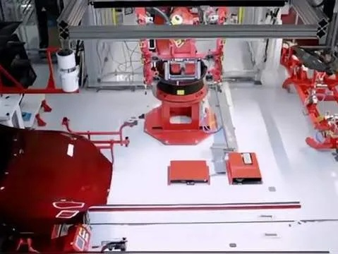 特斯拉机器人遥控失控惊现摘显摔跤新奇一幕