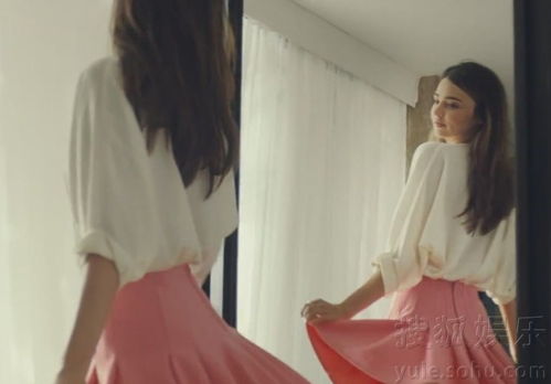 电梯诱惑:吊带袜换衣瞬间,心跳加速新体验 电梯诱惑:吊带袜换衣瞬间,心跳加速新体验