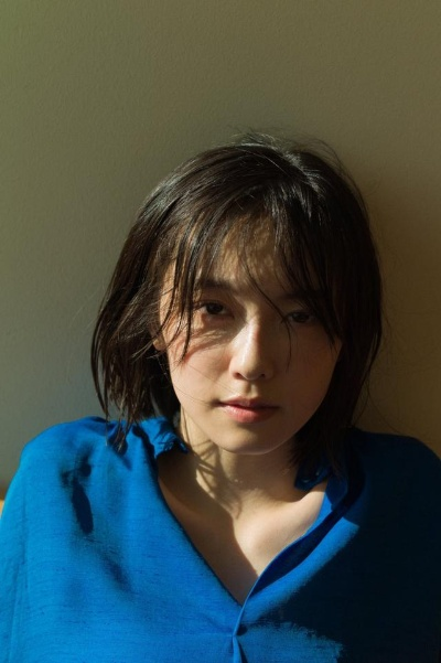 冬日邻家甜妹加藤小夏：脸模近照，围巾耳机展现松弛魅力