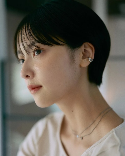 冬日邻家甜妹加藤小夏：脸模近照，围巾耳机展现松弛魅力