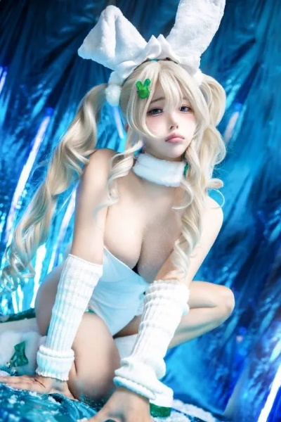 尹雪花COS兔女郎雪地摔倒，新体模惊艳亮相引热议