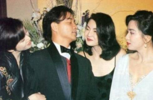 62岁李连杰九华山与女儿同框，岁月痕迹见证父女情深