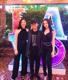 62岁李连杰九华山与女儿同框，岁月痕迹见证父女情深