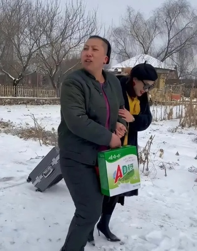 羊蹄山之魂雨姐现场曝光，零食桶成热议焦点，游戏圈新潮流！
