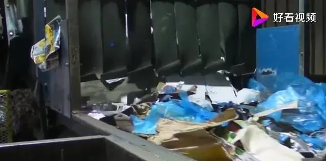电竞酒店退房惊现垃圾山，超1米堆积揭示环保新挑战