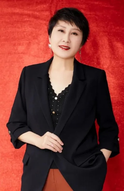 63岁张凯丽惊艳短裙秀，网友直呼“女神再现”黑丝吸睛