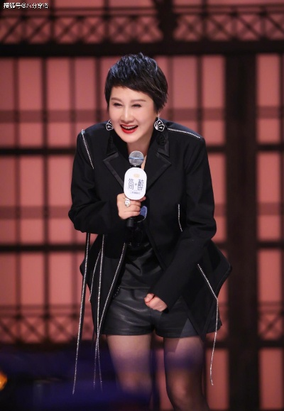 63岁张凯丽惊艳短裙秀，网友直呼“女神再现”黑丝吸睛