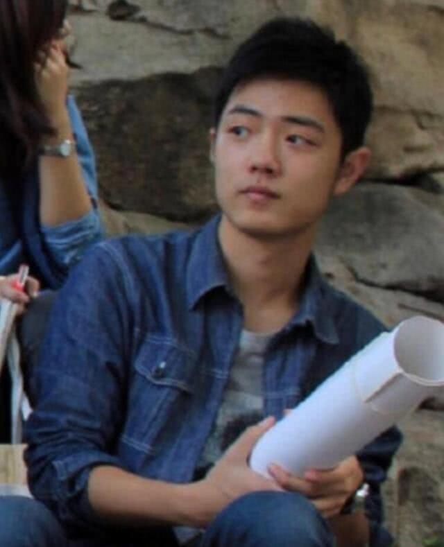 杨幂大学旧照引热议 形体课刘海复古风潮来袭