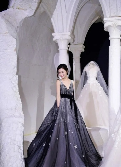 36岁文咏珊产后惊艳亮相,霸王茶姬婚礼现场美成焦点 36岁文咏珊产后惊艳亮相,霸王茶姬婚礼现场美成焦点