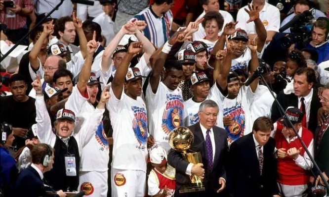 尼克斯荣耀时刻：首夺NBA总冠军，铸就辉煌新篇章