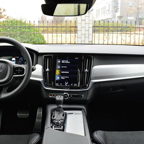 女子特斯拉玩具车上路引发避让潮，官方回应引关注