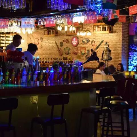 今日新上！《调酒师模拟器》酒鬼学生妹摇曳大姐姐，体验独特调酒魅力