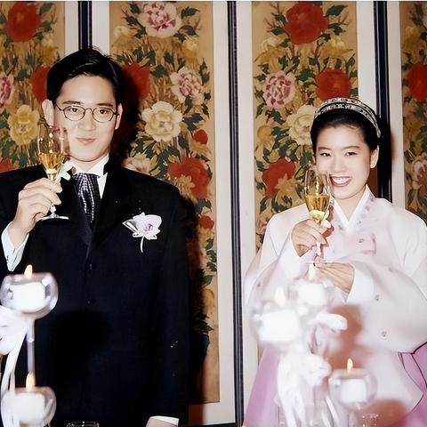 三星长公主李富真55岁现身，腿脚不便引发公众关切与敬佩