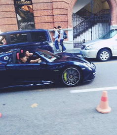 豪车借友寻爱，公交生活揭秘新境界