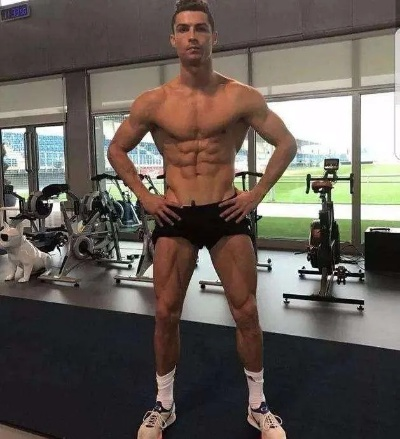 C罗40岁肌肉照曝光：魔鬼筋肉人再现，健身新标杆！
