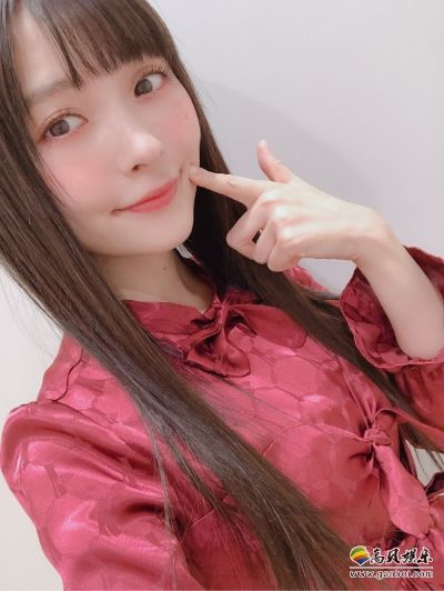 粉嫩肌肤诱惑升级，上坂堇生日美照曝光新风尚