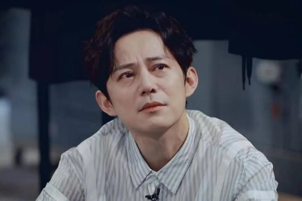 何炅闪光灯拍私生引热议，网友：五旬老人成“隐秘守护者”