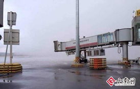 露天考场奇观：印度考生机场跑道作答引关注