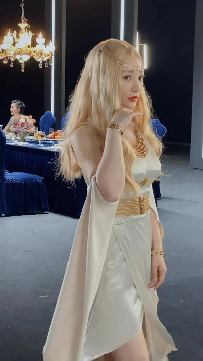 辣妹COS金耀光惊艳亮相，纤腰抹胸演绎超英风采