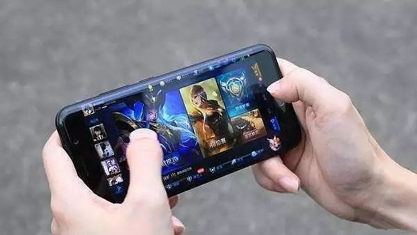 蓝魔手机真能当游戏神机？2025年玩家实测3款热门机型的隐藏战力