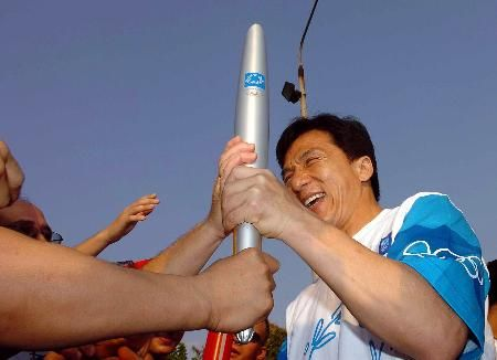 71岁成龙意大利展绝技，醉拳身手矫健传递奥运火炬