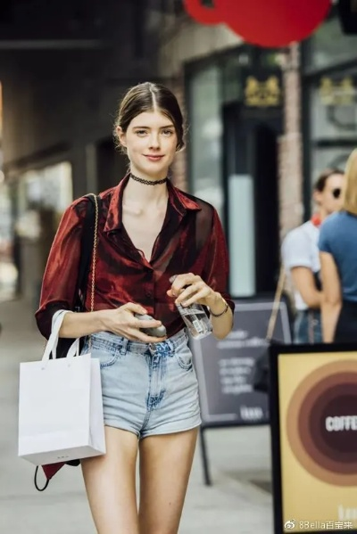 悉尼妹亲友劝诫：时尚穿搭，适度露肤更优雅