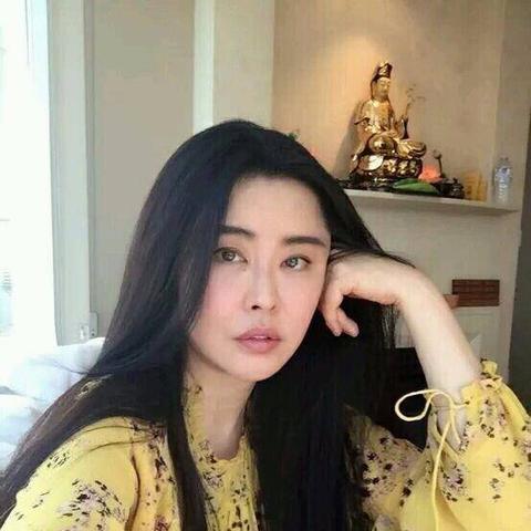 素颜风采依旧，王祖贤圣诞祝福晒照惊艳再现