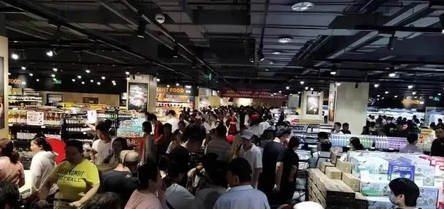 胖东来新店首日盛况：千米长队见证1011.5万销售额奇迹