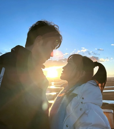 冰岛浪漫求婚！金莎男友小19岁，甜蜜见证爱情奇迹