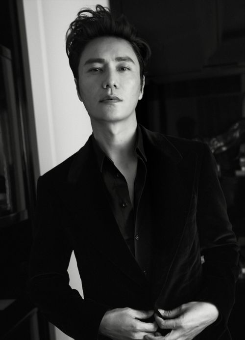 吕良伟70岁逆龄奇迹：浓密黑发紧致肌肤，宛如年轻小伙风采再现